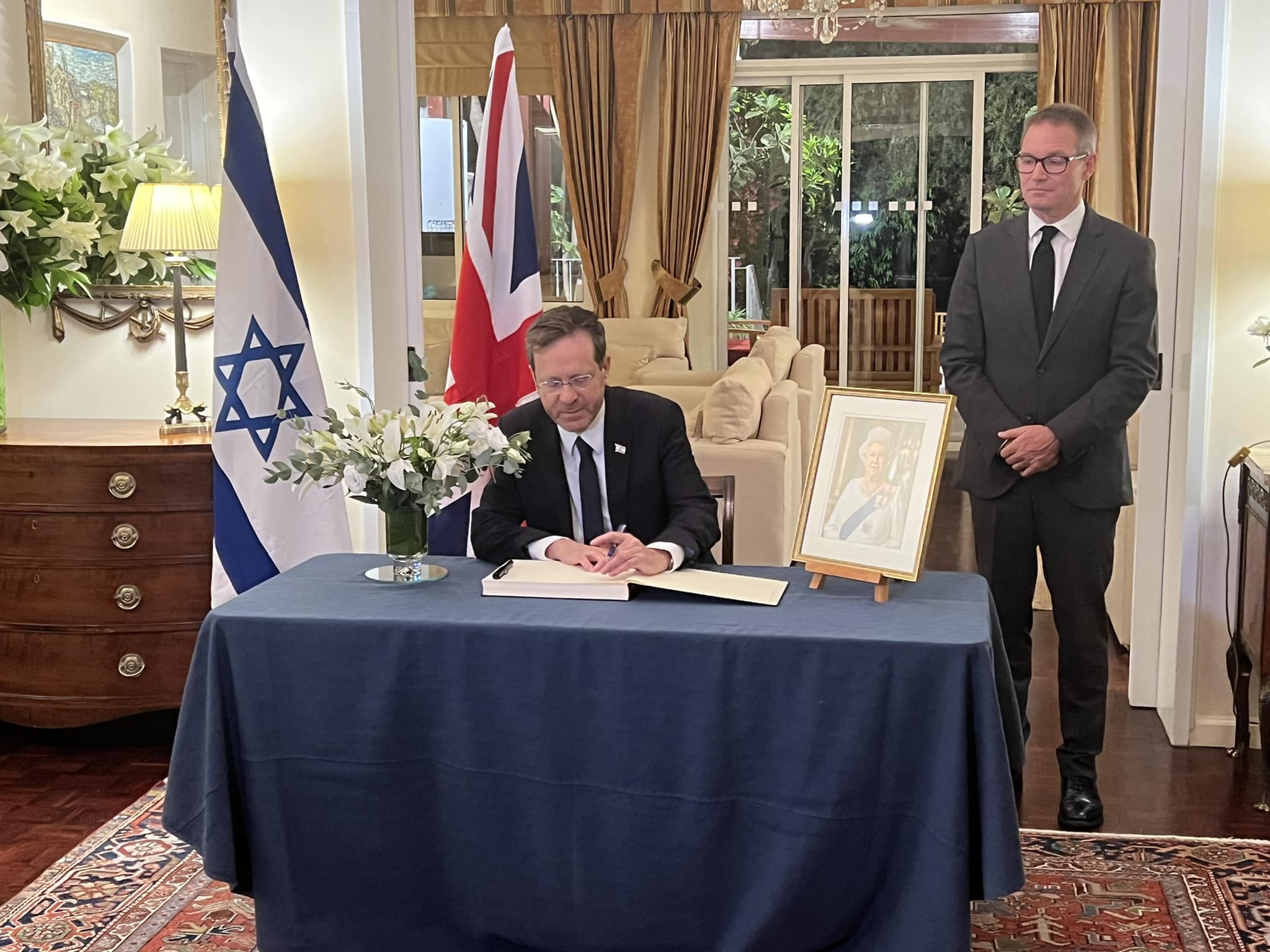 以色列總統赫佐格於11日前往英國駐以色列大使館，簽名悼念伊莉莎白二世。（圖／翻攝自FB@UK in Israel）
